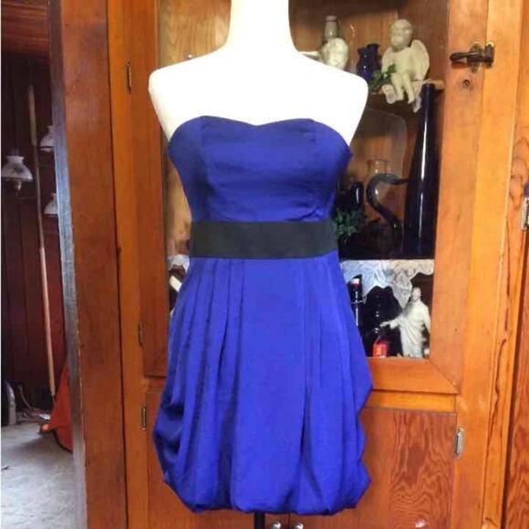 Blue strapless H&M 6 dress with decorative black waist belt - Picture 2 of 3